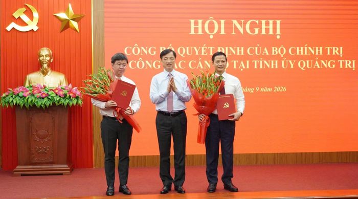 Đồng chí Nguyễn Duy Ngọc tặng hoa chúc mừng đồng chí Vương Quốc Tuấn và đồng chí Bùi Hoàng Phương nhận nhiệm vụ mới.