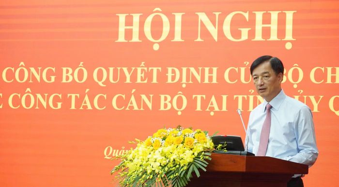 Đồng chí Nguyễn Duy Ngọc phát biểu giao nhiệm vụ cho đồng chí Vương Quốc Tuấn và đồng chí Bùi Hoàng Phương.