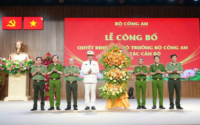 Đảng ủy, Ban Giám đốc Công an TP Huế tặng hoa chúc mừng Đại tá Nguyễn Đình Dương.