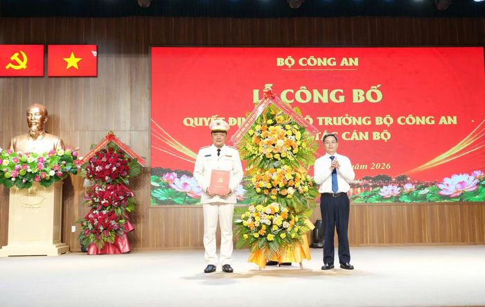 Đồng chí Nguyễn Đình Trung, Bí Thư Thành ủy Huế trao Quyết định chỉ định Đại tá Nguyễn Đình Dương tham gia Ban Chấp hành, Ban Thường vụ Thành ủy, giữ chức Bí thư Đảng ủy Công an TP Huế.