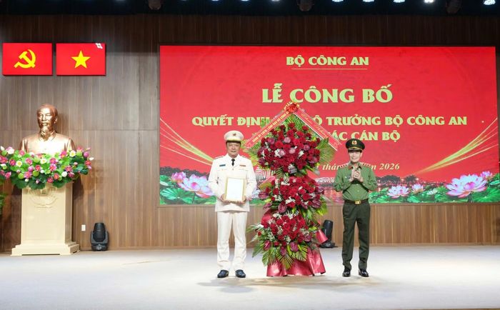 Thứ trưởng Lê Quốc Hùng trao Quyết định và tặng hoa chúc mừng Đại tá Nguyễn Đình Dương, tân Giám đốc Công an TP Huế.