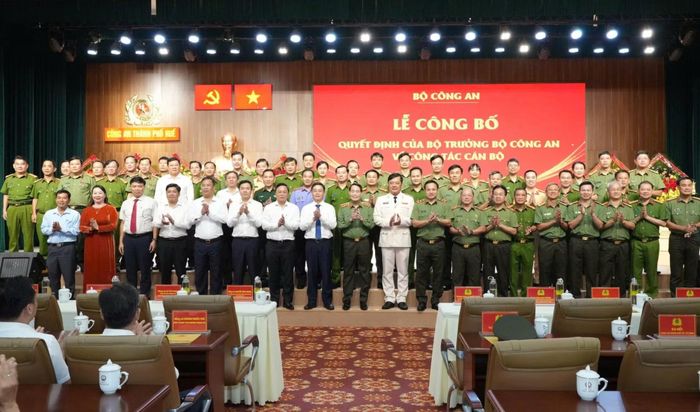 Thứ trưởng Lê Quốc Hùng cùng các đại biểu chụp ảnh lưu niệm.