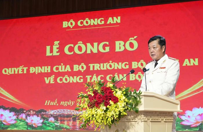 Đại tá Nguyễn Đình Dương, tân Giám đốc Công an TP Huế phát biểu nhận nhiệm vụ.