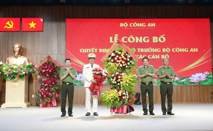 Đảng ủy, Ban Giám đốc Công an TP Hồ Chí Minh tặng hoa chúc mừng Đại tá Nguyễn Đình Dương.