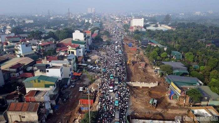 Tại khu vực cầu Mai Lĩnh và nhiều đoạn qua địa bàn Chương Mỹ, dòng xe nối dài, có thời điểm gần như đứng yên.