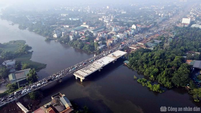 Quốc lộ 6 (đoạn qua cầu Mai Lĩnh bắc qua sông Đáy, thuộc địa bàn phường Yên Nghĩa và phường Chương Mỹ, Hà Nội) thời điểm trưa 21/9 ùn tắc kéo dài. Ô tô, xe máy ken đặc trên tuyến, các phương tiện phải nhích từng đoạn, thời gian di chuyển qua khu vực kéo dài hơn nhiều so với bình thường.