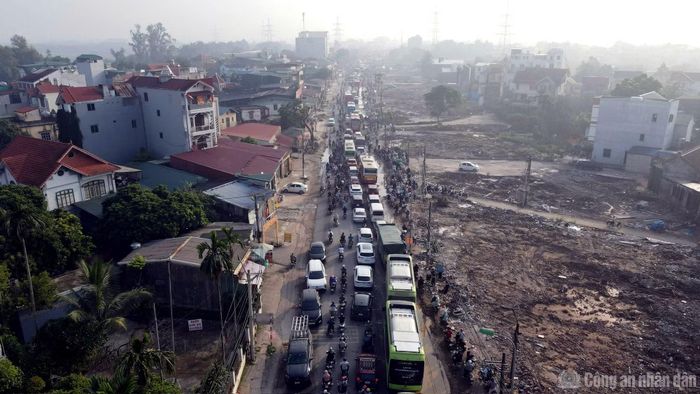 Ùn tắc kéo dài đến trưa gây ảnh hưởng đến việc đi làm, học tập và các hoạt động khác của người dân.