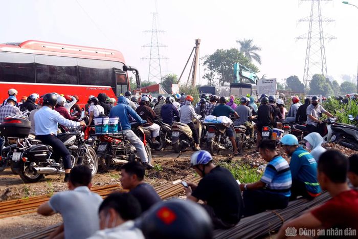Một số người dân không thể tiếp tục hành trình đã phải đưa phương tiện vào ven đường chờ tình hình giao thông được cải thiện.