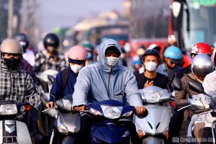 Nguyên nhân đến từ việc mực nước sông Đáy dâng cao sau mưa lớn, khiến lực lượng chức năng phải cấm phương tiện qua cầu Đại Thành, cầu 72 và cầu Tân Phú để bảo đảm an toàn. Điều này khiến mật độ phương tiện trên Quốc lộ 6 tăng cao.Từ khoảng 7h sáng, lượng phương tiện trên QL6 đã tăng cao.