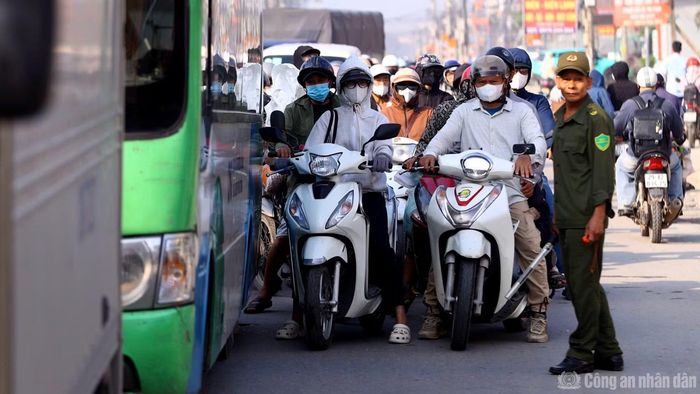 Sở Xây dựng Hà Nội đang phối hợp với lực lượng chức năng họp rà soát, xây dựng kế hoạch tổ chức lại giao thông, điều tiết giao thông tại các điểm nút nhằm hạn chế ùn tắc lan rộng và bảo đảm an toàn cho người, phương tiện.