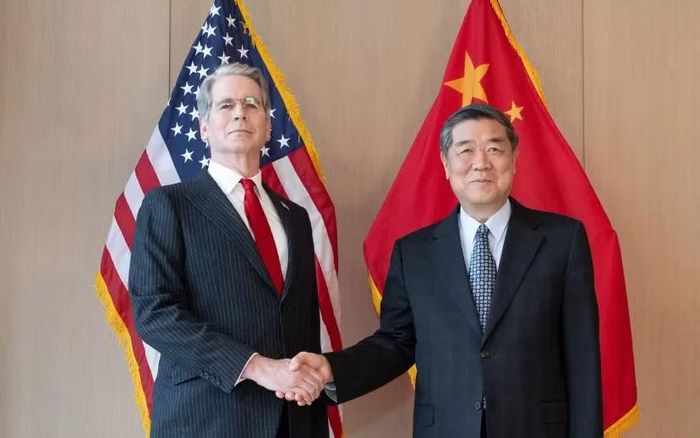 Phó Thủ tướng Trung Quốc Hà Lập Phong bắt tay Bộ trưởng Tài chính Mỹ Scott Bessent trước cuộc gặp giữa hai bên tại New York vào ngày 20/9. Ảnh Xinhua.