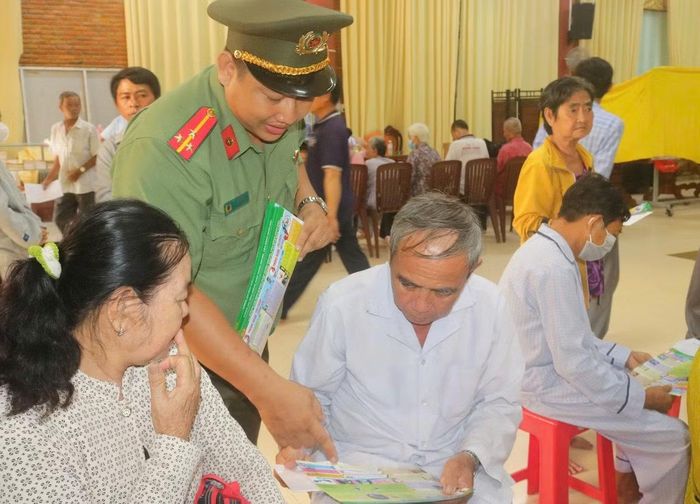 Công an tỉnh Đồng Tháp lồng ghép phát tờ bướm tuyên truyền về phương thức, thủ đoạn của các loại tội phạm, pháp luật về trật tự an toàn giao thông.