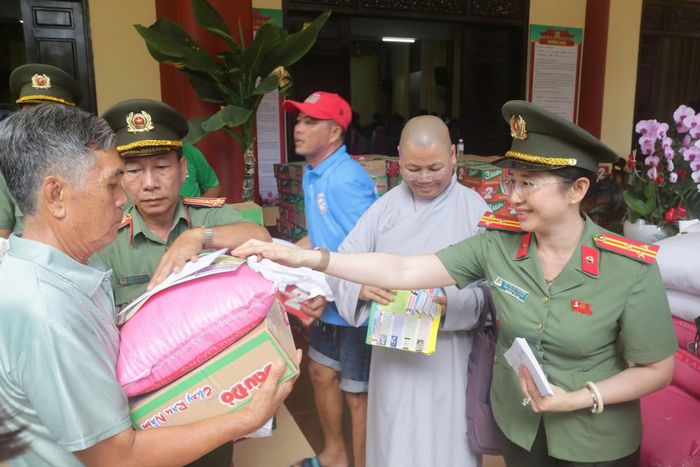 Chương trình tổ chức khám bệnh và siêu âm, đo điện tim, cấp phát thuốc miễn phí và tặng quà (gồm gạo, mì tôm) và 500.000 đồng cho 500 người dân các xã Tam Nông, Tràm Chim, Phú Thọ.