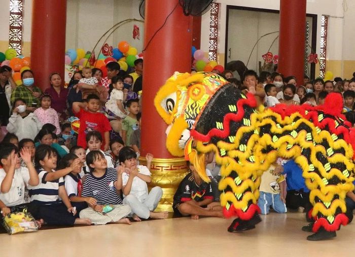 Chương trình Tết Trung thu đã tặng 1.500 phần quà (bánh, đèn Trung thu) và trao tặng 126 suất học bổng (mỗi suất 1 triệu đồng) cho học sinh có hoàn cảnh khó khăn.