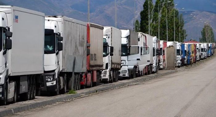 Hàng dài các xe tải xếp hàng chờ thông quan ở biên giới Iran - Thổ Nhĩ Kỳ. Ảnh: IHA