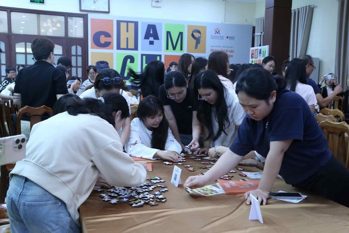 Các bạn trẻ hào hứng tham gia chuỗi hoạt động tương tác, tìm hiểu các hiện vật tại Bảo tàng Phụ nữ Việt Nam.