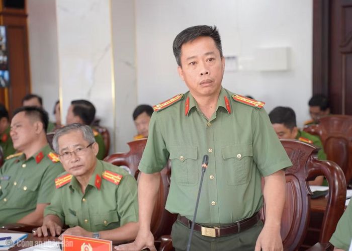 Các đại biểu tham luận tại hội thảo.