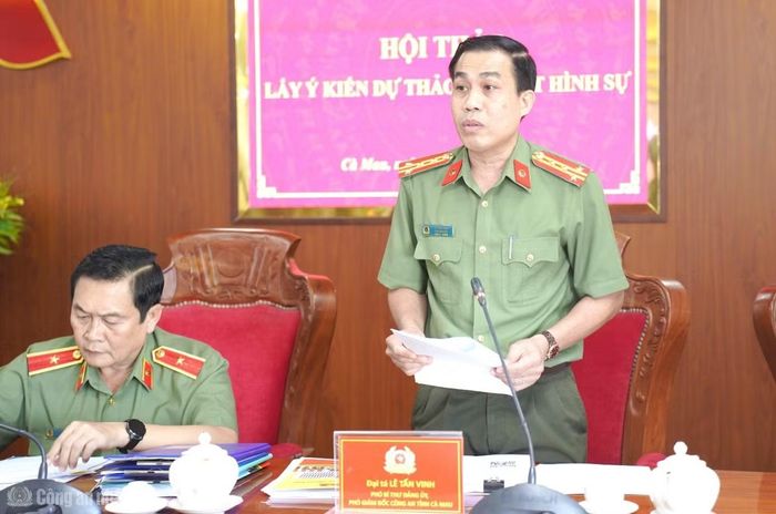 Đại tá Lê Tấn Vinh, Phó Giám đốc Công an tỉnh trao đổi nội dung thu hẹp phạm vi áp dụng hình phạt tử hình trong dự thảo Bộ Luật Hình sự (sửa đổi).