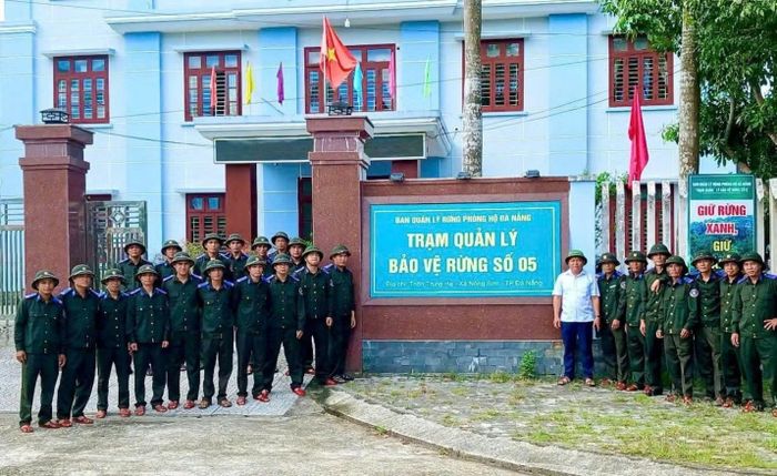 Cán bộ, nhân viên Trạm Quản lý bảo vệ rừng số 5 thuộc Ban Quản lý rừng phòng hộ Đà Nẵng.