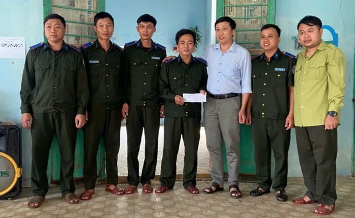 Ông Võ Hùng Nhân (thứ ba từ phải sang) thăm, tặng quà động viên lực lượng chuyên trách bảo vệ rừng.