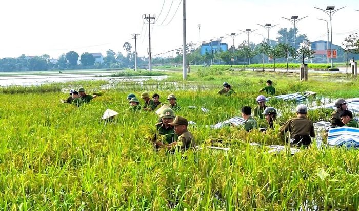 Công an các đơn vị ở Thanh Hoá hỗ trợ người dân khắc phục hậu quả mưa lũ.