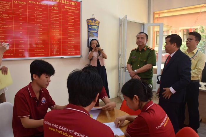 Trung tướng Trần Văn Thiện tham quan cơ sở vật chất của Trường Cao đẳng Kỹ nghệ II.