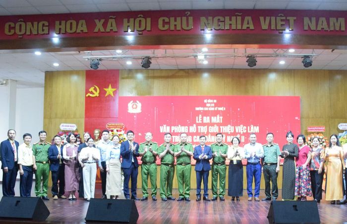 Lãnh đạo Cục C11 và Ban giám hiệu Trường Cao đẳng Kỹ nghệ II cùng các đại biểu tại buổi lễ.
