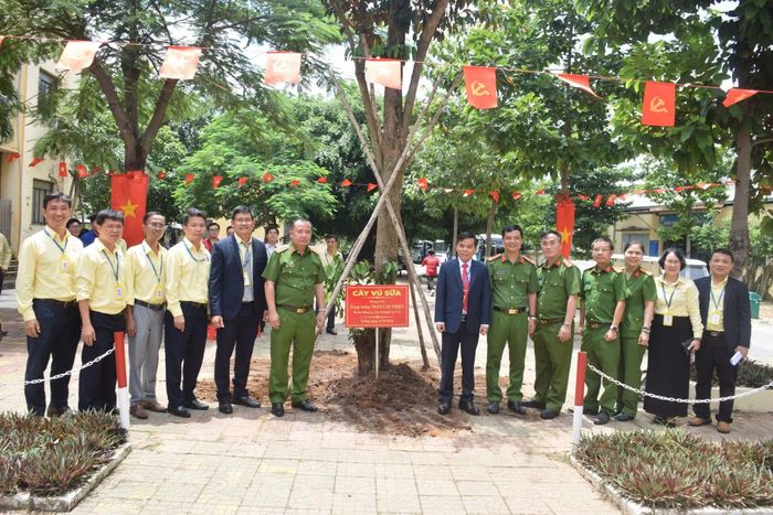 Trung tướng Trần Văn Thiện cùng Ban Giám hiệu Nhà trường trồng cây lưu niệm.