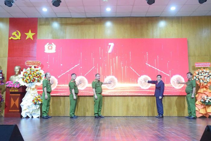 Các đại biểu thực hiện nghi thức ra mắt Văn phòng hỗ trợ giới thiệu việc làm.
