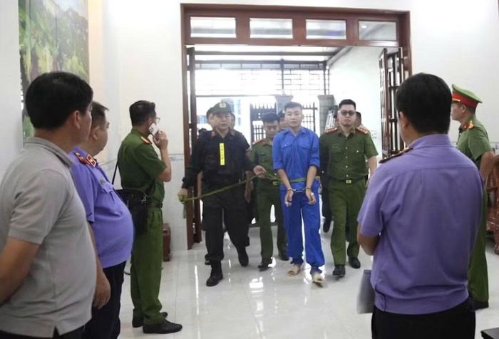 Nguyễn Đức Anh được dẫn giải đến hiện trường vụ việc.
