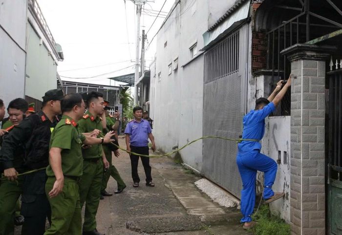 Đối tượng mô tả lại việc trèo tường để vào nhà các nạn nhân.
