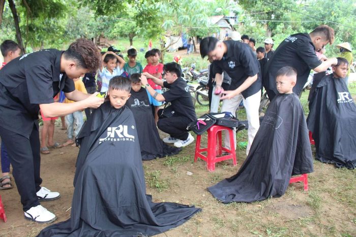 Các thành viên trong đoàn tham gia cắt tóc miễn phí cho các cháu trong xã.
