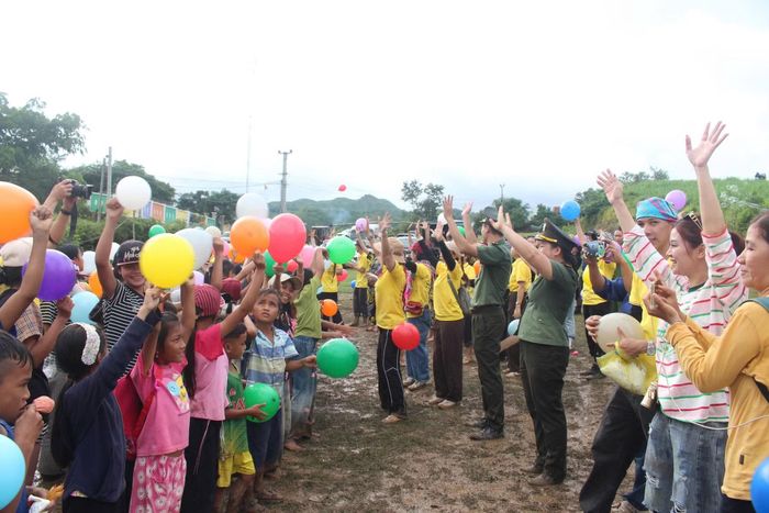 Hàng trăm trẻ em thích thú tham gia chương trình cùng đoàn công tác.