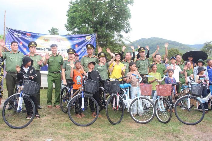 Trao tặng xe đạp cho các học sinh nghèo vượt khó giúp các em tiếp bước đến trường.