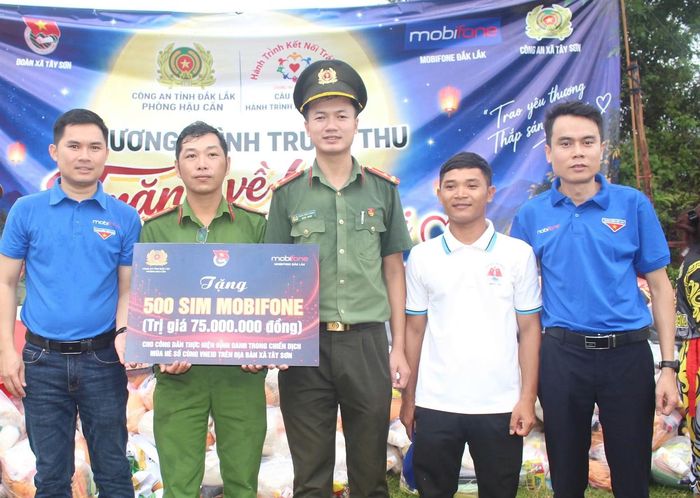 Đại diện MobiFone trao tặng 500 thẻ sim cho người dân.