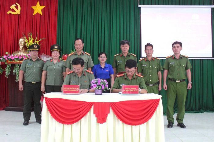 Đoàn cơ sở Phòng Hậu cần và Chi đoàn Công an xã Tây Sơn đã tổ chức Lễ ký kết nghĩa.