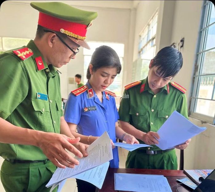 Cơ quan điều tra khám xét, thu giữ nhiều tài liệu liên quan đến vụ việc.