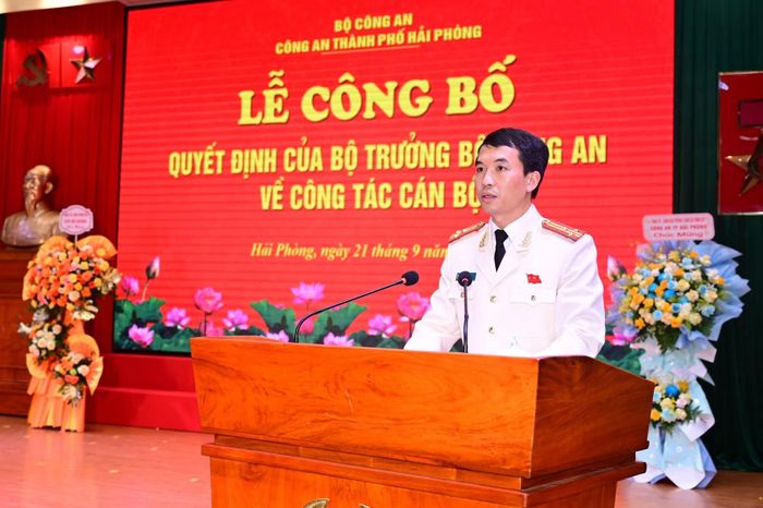 Tân Phó Giám đốc Công an TP Hải Phòng Nguyễn Văn Đức phát biểu nhận nhiệm vụ.