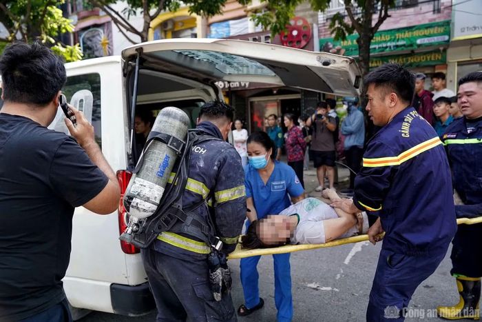 Cảnh sát PCCC và CNCH phối hợp với đơn vị chức năng đưa nạn nhân ra ngoài và chuyển đến cơ sở y tế kiểm tra.