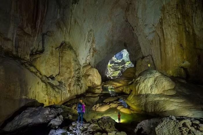 Du khách thám hiểm hang Sơn Đoòng ở Phong Nha Kẻ Bàng.