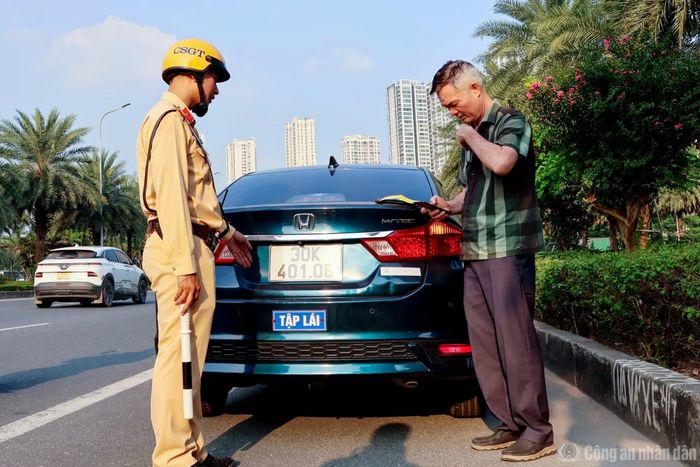 CSGT kiểm tra phương tiện tập lái chiều 21/9.