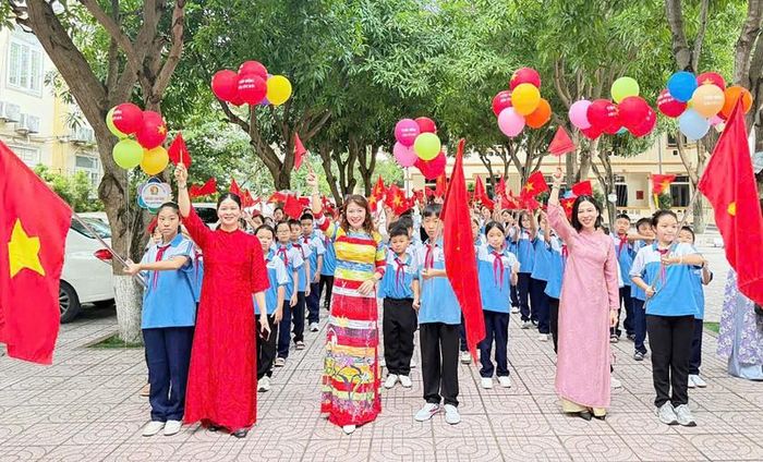 Giáo viên, học sinh Trường Trung học cơ sở Trường Thi trước năm học mới. Ảnh: Hoàng Hà