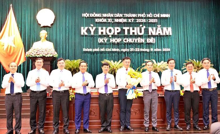 Lãnh đạo Thành phố Hồ Chí Minh tặng hoa chúc mừng ông Trương Minh Huy Vũ.