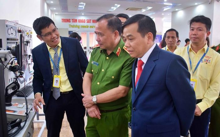 Các đại biểu tham dự ra mắt văn phòng hỗ trợ giới thiệu việc làm học sinh, sinh viên.