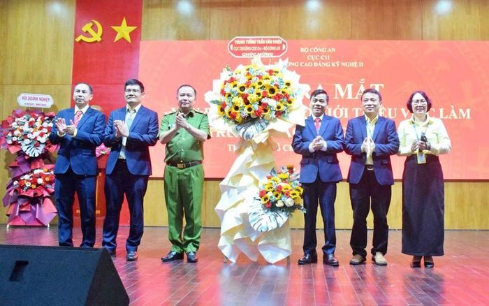 Trung tướng Trần Văn Thiện, Cục trưởng Cục C11 chúc mừng Trường Cao đẳng Kỹ nghệ II được chuyển từ Bộ Giáo dục và Đào tạo về Bộ Công an.