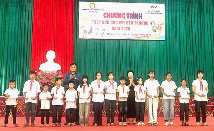 Lãnh đạo Hội Khuyến học tỉnh Phú Thọ trao quà cho các em học sinh Mường Hoa.