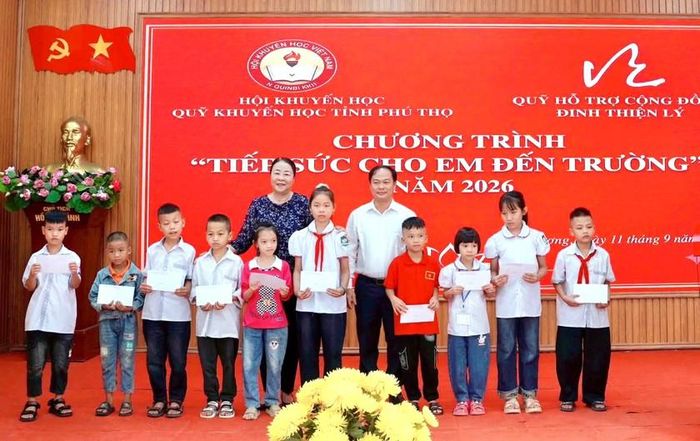 Hội Khuyến học tỉnh Phú Thọ cùng Quỹ hỗ trợ cộng đồng Đinh Thiện Lý trao quà cho các em học sinh.