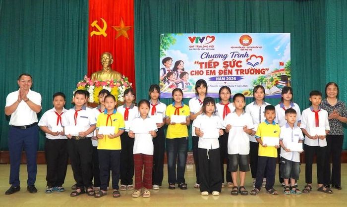 Hội Khuyến học tỉnh Phú Thọ cùng Quỹ tấm lòng Việt trao quà cho học sinh tại xã Bình Nguyên.