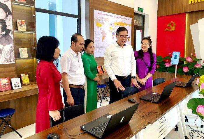 Kiểm tra việc số hóa thư viện số. Ảnh: Hoài Thu