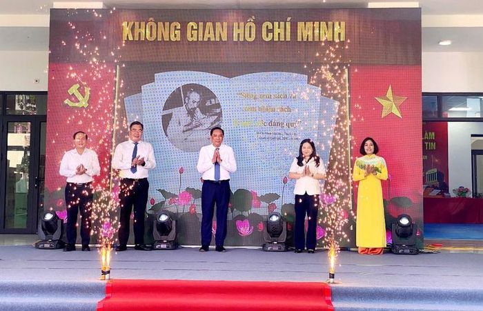 Lãnh đạo tỉnh Lào Cai và đại biểu thực hiện nghi thức khai trương Không gian Hồ Chí Minh. Ảnh: Hoài Thu